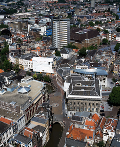 835919 Gezicht op het stadhuis (Stadhuisbrug 1) te Utrecht (voorgrond), vanaf de Domtoren; in het midden de Neudeflat.
